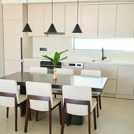 Ashta / Minimal Vila