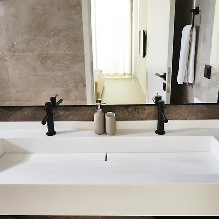 Ashta / Minimal Vila