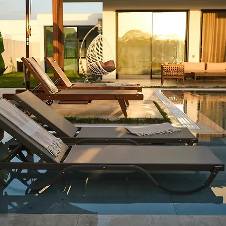 Ashta / Minimal Vila